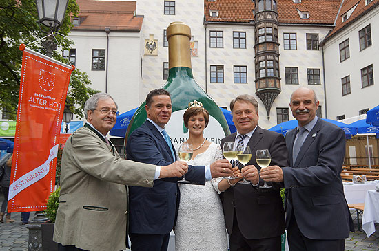 Stadtrat Hans Podiuk, Johannes Müller, GF Restaurant Alter Hof, die Weinkönigin Christin Ungemach, und Minister Helmut Brunner und Artur Steinmann, Präsident des Fränkischen Weinbauverbands bei der Eröffnung des 22. Fränkischen Weinfest 2014 (Foto: Martin Schmitz)